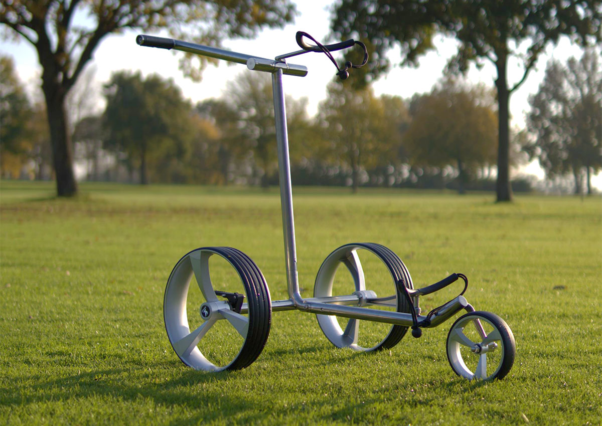Push Golf Trolley auf einer Wiese
