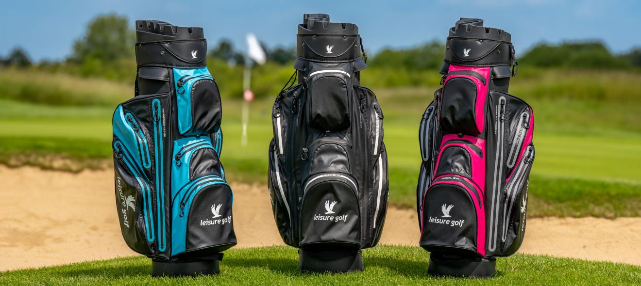3 Golf-Cart-Bags in berschiedenen Farben stehen auf einer Golfwiese