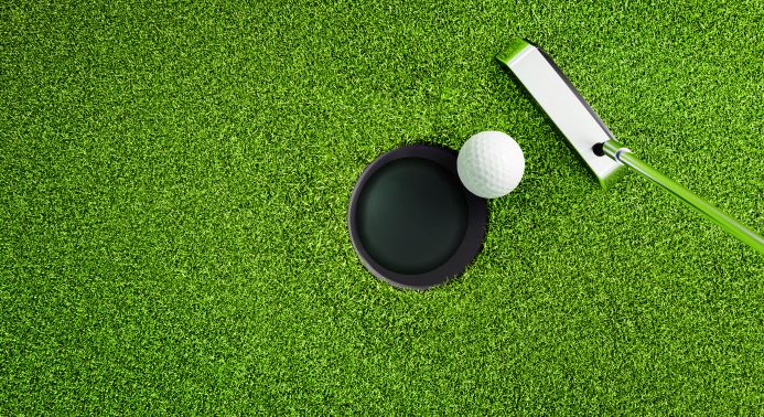 Golfball beim putten von oben